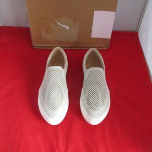 JOURNEE COLLECTION Women's Faybia Sneaker $85 - US Size 9 - Stone - #860